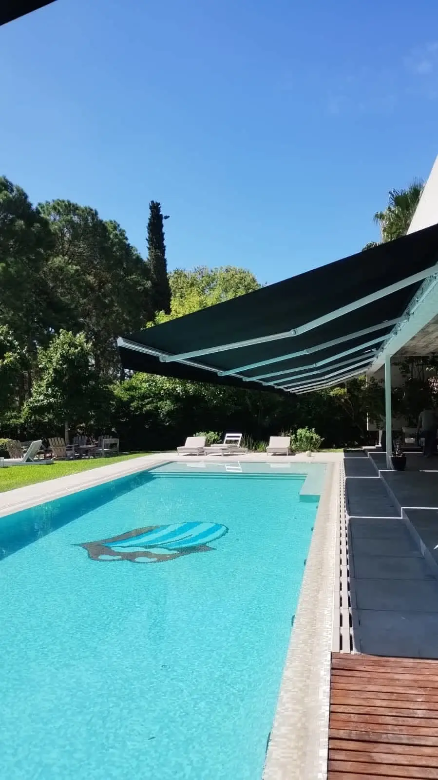 Toldo brazo invisible instalado
